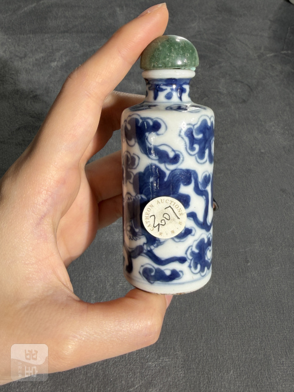 清中期青花狮子滚绣球纹鼻烟壶 - 图3